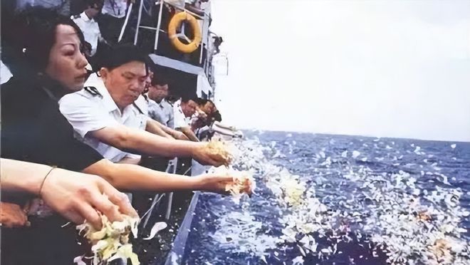 IM电竞 IM电竞app94年美国战舰硬闯我国核潜艇被困72小时我国空军以死捍卫国家(图17)
