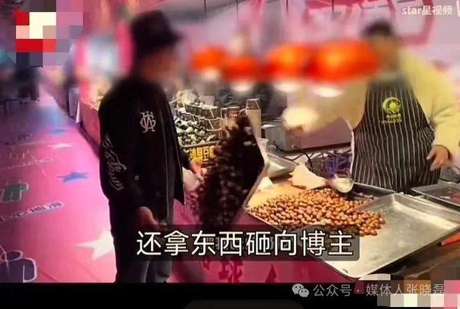 IM电竞 IM电竞app男子买炒栗子付完钱后用随身带的电子秤